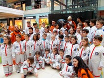 Un grupo de astronautas jovenes Un grupo de astronautas jovenes