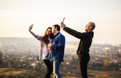 Un grupo de millennials que hacen tiempo del uno mismo fotos de archivo libres de regalías Un grupo de millennials que hacen tiempo del uno mismo fotos de archivo libres de regalías