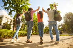 Un gruppo di gente felice al tramonto sulla via fotografie stock libere da diritti Un gruppo di gente felice al tramonto sulla via fotografie stock libere da diritti
