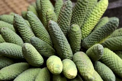 Un gruppo di grandi frutti ovali verdi esotici in un canestro sul mercato immagini stock libere da diritti Un gruppo di grandi frutti ovali verdi esotici in un canestro sul mercato immagini stock libere da diritti