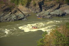 Un gruppo di persone sul trasportare sormonta le rapide del fiume Katun della montagna fotografie stock libere da diritti Un gruppo di persone sul trasportare sormonta le rapide del fiume Katun della montagna fotografie stock libere da diritti