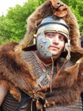 Un guerriero in una pelle dell'orso ai tempi ed alle epoche internazionali di festival Roma antica fotografia stock Un guerriero in una pelle dell'orso ai tempi ed alle epoche internazionali di festival Roma antica fotografia stock