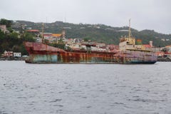 Un ` général abandonné d'Anina de ` de cargo ont construit 1970 et un gauche pour se rouiller dans la baie du ` s Grenada de St G Photographie stock Un ` général abandonné d'Anina de ` de cargo ont construit 1970 et un gauche pour se rouiller dans la baie du ` s Grenada de St G Photographie stock