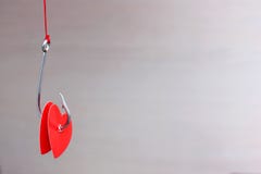 Un hameçon en métal accrochant sur les coeurs d'un remorquage percés par corde du carton rouge Concept de l'amour Jour du `s de V photo stock Un hameçon en métal accrochant sur les coeurs d'un remorquage percés par corde du carton rouge Concept de l'amour Jour du `s de V photo stock