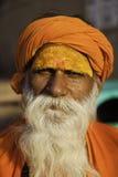 Un hombre barbudo vestido en naranja fotos de archivo Un hombre barbudo vestido en naranja fotos de archivo