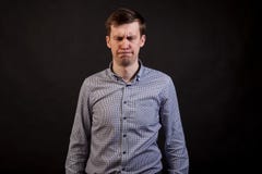 Un hombre blanco cabelludo oscuro con un triste y un taladro imagen de archivo libre de regalías Un hombre blanco cabelludo oscuro con un triste y un taladro imagen de archivo libre de regalías
