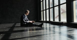 Un hombre de negocios masculino está trabajando en una oficina ligera y moderna en estilo del desván Un hombre concentrado trabaj metrajes Un hombre de negocios masculino está trabajando en una oficina ligera y moderna en estilo del desván Un hombre concentrado trabaj metrajes