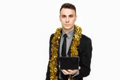 Un hombre elegante en un traje negro, y con malla en su cuello, sosteniendo una caja negra, para la decoración, un regalo para el fotografía de archivo Un hombre elegante en un traje negro, y con malla en su cuello, sosteniendo una caja negra, para la decoración, un regalo para el fotografía de archivo