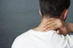 Un hombre está dando masajes a un cuello dolorido, primer, vista posterior fotografía de archivo Un hombre está dando masajes a un cuello dolorido, primer, vista posterior fotografía de archivo