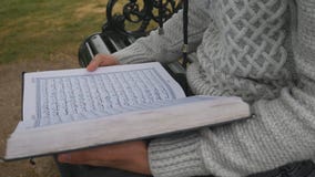 Un hombre está leyendo Quran Un musulmán en el Ramadán Un hombre está leyendo Quran Un musulmán en el Ramadán