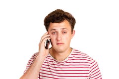 Un hombre gritador lee un mensaje de texto en su teléfono SMS con malas noticias hombre emocional aislado en el fondo blanco fotografía de archivo Un hombre gritador lee un mensaje de texto en su teléfono SMS con malas noticias hombre emocional aislado en el fondo blanco fotografía de archivo