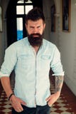 Un hombre preparado pozo Salón de la preparación del peluquero Hombre hermoso con la barba y el bigote de la moda Hombre barbudo foto de archivo libre de regalías Un hombre preparado pozo Salón de la preparación del peluquero Hombre hermoso con la barba y el bigote de la moda Hombre barbudo foto de archivo libre de regalías