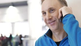 Un hombre que habla en el teléfono, él está en la alameda metrajes Un hombre que habla en el teléfono, él está en la alameda metrajes