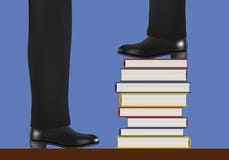 Un hombre toma la dirección subiendo en una pila de libros, símbolo de la instrucción ilustración del vector Un hombre toma la dirección subiendo en una pila de libros, símbolo de la instrucción ilustración del vector