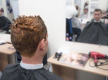 Un homme attend la peinture pour sécher sur les cheveux photographie stock Un homme attend la peinture pour sécher sur les cheveux photographie stock