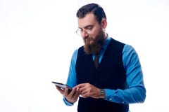 Un homme bel avec une barbe habillée dans une chemise bleue photographie stock libre de droits Un homme bel avec une barbe habillée dans une chemise bleue photographie stock libre de droits