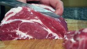 Un homme coupe le porc Un homme coupe le porc