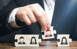 Un homme d'affaires rassemble des puzzles symbolisant une ?quipe d'employ?s Le concept de créer une équipe d'affaires pour effect photo libre de droits Un homme d'affaires rassemble des puzzles symbolisant une ?quipe d'employ?s Le concept de créer une équipe d'affaires pour effect photo libre de droits