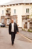Un homme d'une cinquantaine d'années descendant la rue photo libre de droits Un homme d'une cinquantaine d'années descendant la rue photo libre de droits