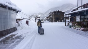 Un homme marchant sur la route Image rentrée un horaire d'hiver photo stock Un homme marchant sur la route Image rentrée un horaire d'hiver photo stock