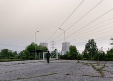 Un homme marche vers la centrale photographie stock Un homme marche vers la centrale photographie stock