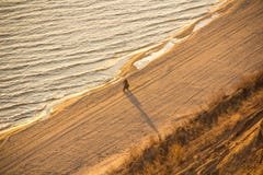 Un homme monte une bicyclette photos stock Un homme monte une bicyclette photos stock