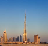 Un horizonte de Dubai céntrico con el Burj Khalifa imagenes de archivo Un horizonte de Dubai céntrico con el Burj Khalifa imagenes de archivo