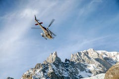 Un hélicoptère de délivrance au-dessus des montagnes photo stock Un hélicoptère de délivrance au-dessus des montagnes photo stock