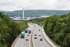 Un ingorgo stradale leggero con le file delle automobili Traffico sulla strada principale immagine stock Un ingorgo stradale leggero con le file delle automobili Traffico sulla strada principale immagine stock