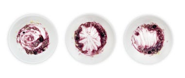 Un insieme dei piatti bianchi con porridge ed il mirtillo inceppano le rimanenze isolate su fondo bianco Concetto estetico di Mes immagini stock Un insieme dei piatti bianchi con porridge ed il mirtillo inceppano le rimanenze isolate su fondo bianco Concetto estetico di Mes immagini stock