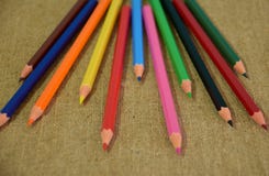 Un insieme delle matite colorate multi progettate per la creatività dei bambini fotografia stock libera da diritti Un insieme delle matite colorate multi progettate per la creatività dei bambini fotografia stock libera da diritti
