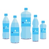 Un insieme di cinque bottiglie di acqua pura illustrazione vettoriale Un insieme di cinque bottiglie di acqua pura illustrazione vettoriale