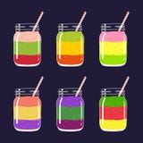 Un insieme di 6 frutta fresca e bacca differenti ha messo a strati i frullati in barattoli di muratore con paglia Fotografie Stock Libere da Diritti Un insieme di 6 frutta fresca e bacca differenti ha messo a strati i frullati in barattoli di muratore con paglia Fotografie Stock Libere da Diritti