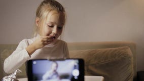 Un jeune, drôle blogger de fille note la question L'enfant déballe l'oeuf avec une surprise clips vidéos Un jeune, drôle blogger de fille note la question L'enfant déballe l'oeuf avec une surprise clips vidéos