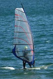 Un jeune homme surfant le vent une journée de printemps lumineuse sur Quincy Reservoir près de Denver, le Colorado image libre de droits Un jeune homme surfant le vent une journée de printemps lumineuse sur Quincy Reservoir près de Denver, le Colorado image libre de droits
