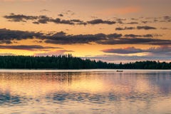 Un lac en Finlande pendant le soleil de minuit images libres de droits Un lac en Finlande pendant le soleil de minuit images libres de droits