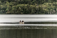 Un lago canada Ontario di due coppie dei fiumi su una canoa Canoes sul parco nazionale del Algonquin dell'acqua Immagini Stock Libere da Diritti Un lago canada Ontario di due coppie dei fiumi su una canoa Canoes sul parco nazionale del Algonquin dell'acqua Immagini Stock Libere da Diritti