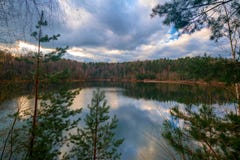 Un lago idilliaco nella foresta immagini stock Un lago idilliaco nella foresta immagini stock