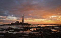 Un lever de soleil au phare de St Mary, Whitley Bay images libres de droits Un lever de soleil au phare de St Mary, Whitley Bay images libres de droits