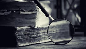 Un libro retro viejo en la tabla Una enciclopedia del pasado en a fotografía de archivo libre de regalías Un libro retro viejo en la tabla Una enciclopedia del pasado en a fotografía de archivo libre de regalías