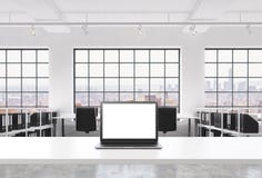 Un lieu de travail dans un bureau moderne lumineux de l'espace ouvert de grenier Un bureau fonctionnant est équipé d'un ordinateu illustration de vecteur Un lieu de travail dans un bureau moderne lumineux de l'espace ouvert de grenier Un bureau fonctionnant est équipé d'un ordinateu illustration de vecteur