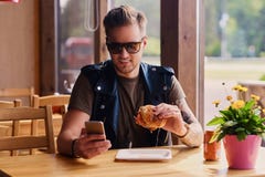 Un mangeur d'hommes un hamburger de vegan image libre de droits Un mangeur d'hommes un hamburger de vegan image libre de droits