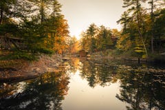 Un matin d'automne à une baie calme de lac photos libres de droits Un matin d'automne à une baie calme de lac photos libres de droits