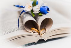 Un mazzo della sposa dalle rose e dalle fedi nuziali bianche e blu da oro fotografia stock libera da diritti Un mazzo della sposa dalle rose e dalle fedi nuziali bianche e blu da oro fotografia stock libera da diritti