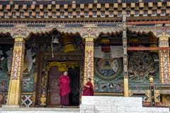 Un moine supérieur et junior sur la discussion pendant le temps de coupure chez Tashichho Dzong Bhuitan Photo stock Un moine supérieur et junior sur la discussion pendant le temps de coupure chez Tashichho Dzong Bhuitan Photo stock