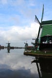 UN MOLINO DE VIENTO CL?SICO QUE REFLEJA EN LAS AGUAS TRANQUILAS DE ZAANSE SCHANS fotografía de archivo libre de regalías UN MOLINO DE VIENTO CL?SICO QUE REFLEJA EN LAS AGUAS TRANQUILAS DE ZAANSE SCHANS fotografía de archivo libre de regalías