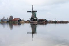 UN MOLINO DE VIENTO CL?SICO QUE REFLEJA EN LAS AGUAS TRANQUILAS DE ZAANSE SCHANS foto de archivo libre de regalías UN MOLINO DE VIENTO CL?SICO QUE REFLEJA EN LAS AGUAS TRANQUILAS DE ZAANSE SCHANS foto de archivo libre de regalías