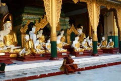 Un monaco vicino ad una delle tempie Pagoda di Shwedagon yangon myanmar immagine stock libera da diritti Un monaco vicino ad una delle tempie Pagoda di Shwedagon yangon myanmar immagine stock libera da diritti