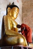 Un monje cerca de una estatua grande de Buda Templo de Sulamani Bagan myanmar imagenes de archivo Un monje cerca de una estatua grande de Buda Templo de Sulamani Bagan myanmar imagenes de archivo