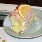 Un morceau de gâteau de sandwich avec les saumons et la crevette images libres de droits Un morceau de gâteau de sandwich avec les saumons et la crevette images libres de droits